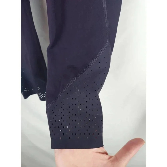 Lululemon Anew Crop Black Size 4. - Picture 9 of 9